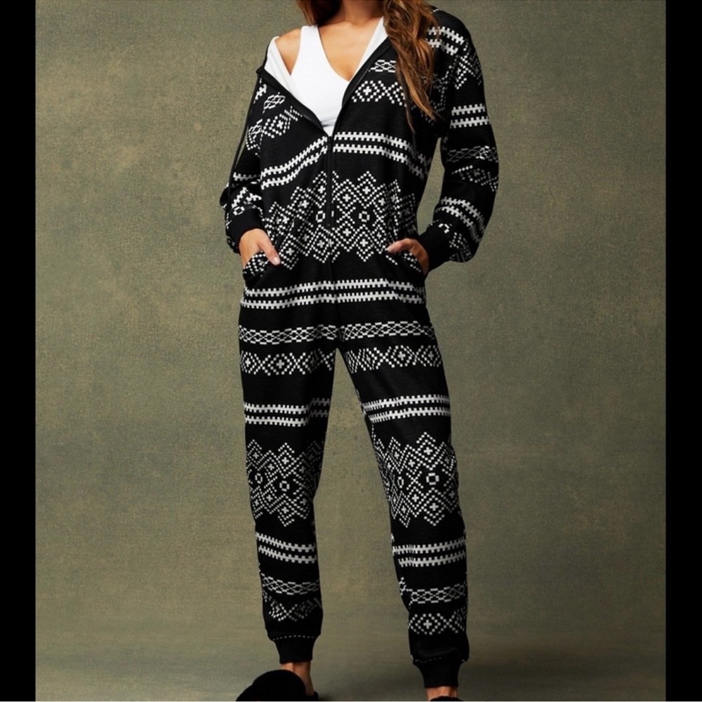 Fabletics Black/White Fair Isle Print Fleece The Go To Onsie SIZE M